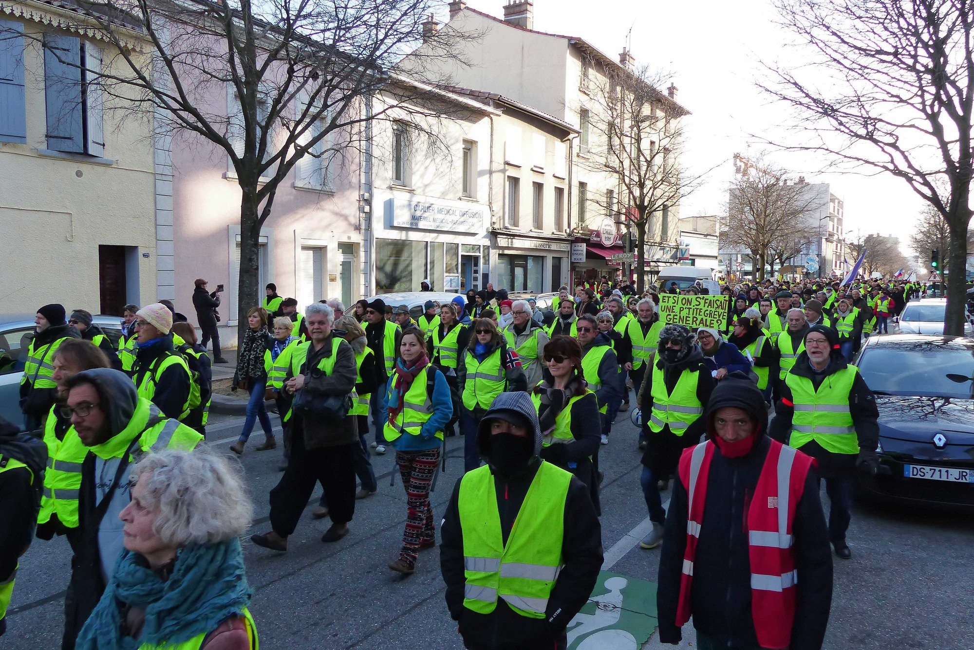 Paris Valence Tours Des Gilets Jaunes Manifestent