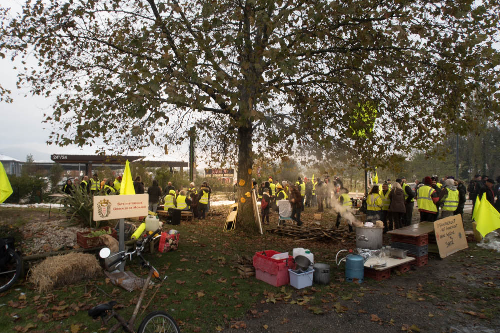 Rond Point Gilets Jaunes à Crest Belle Fête Du 17 Novembre