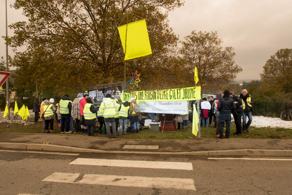 Rond Point Gilets Jaunes à Crest Belle Fête Du 17 Novembre